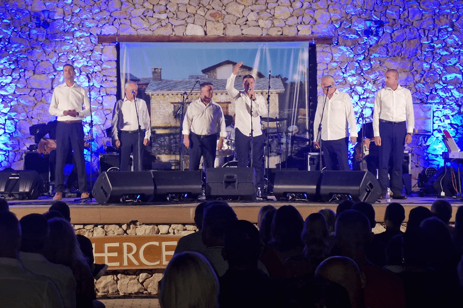 Tomislav Bralić i Klapa Intrade održali sjajan koncert u Međugorju: Hercegovačka publika u rasprodanom amfiteatru pokazala koliko ih voli! Tomislav Bralić i Klapa Intrade održali sjajan koncert u Međugorju: Hercegovačka publika u rasprodanom amfiteatru pokazala koliko ih voli!