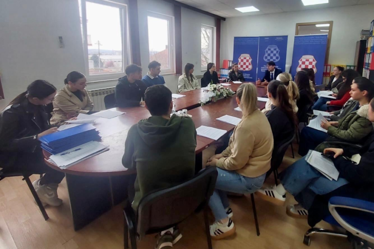 U Grudama potpisani ugovori s polaznicima programa prekvalifikacije medicinskih sestara/tehničara u stomatološke sestre/tehničare